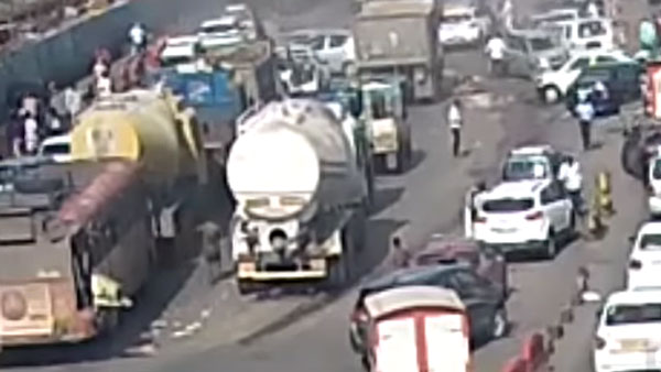 ഇടിച്ച് തെറിപ്പിച്ച് ടിപ്പറിൻ്റെ അഴിഞ്ഞാട്ടം; അപകടത്തിൻ്റെ വീഡിയോ വൈറൽ