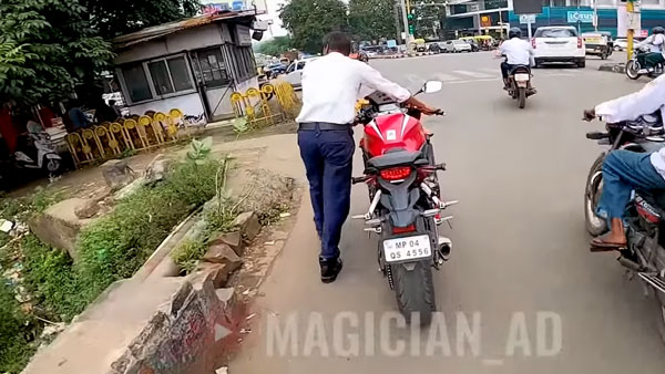 കാരണമില്ലാതെ തടഞ്ഞ പൊലീസുകാരെ മാജിക് ട്രിക്കില് 'വീഴ്ത്തി' സൂപ്പര് ബൈക്ക് റൈഡര്