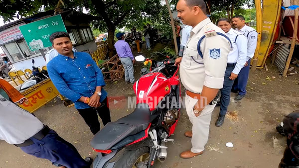 കാരണമില്ലാതെ തടഞ്ഞ പൊലീസുകാരെ മാജിക് ട്രിക്കില് 'വീഴ്ത്തി' സൂപ്പര് ബൈക്ക് റൈഡര്