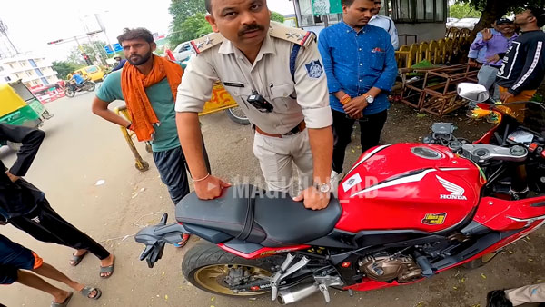 കാരണമില്ലാതെ തടഞ്ഞ പൊലീസുകാരെ മാജിക് ട്രിക്കില് 'വീഴ്ത്തി' സൂപ്പര് ബൈക്ക് റൈഡര്
