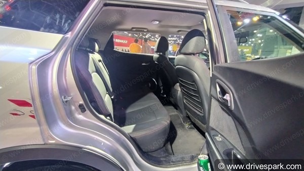 XUV300 ടര്ബോസ്പോര്ട്ട് അവതരിപ്പിച്ച് Mahindra; എഞ്ചിന്, വില, ഫീച്ചര് വിവരങ്ങള് അറിയാം