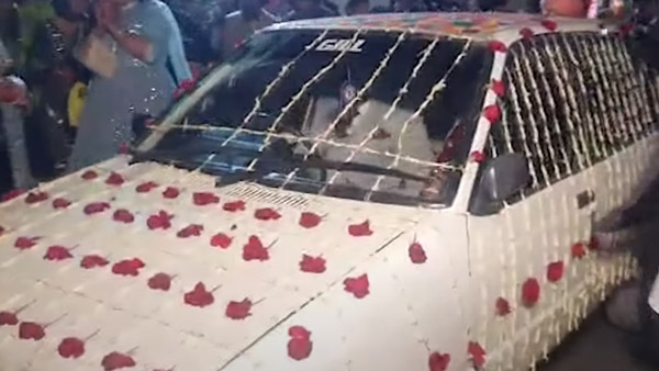 ലക്ഷ്വറി കാര് വേണ്ട, വിവാഹത്തിന് അച്ഛന്റെ മാരുതി 800 മതിയെന്ന് വരന്; അനുകരണീയമെന്ന് നെറ്റിസണ്സ്